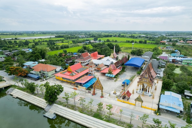 Blick auf die Stadt von der fliegenden Drohne im Wat Prem Prachakon Chiang Rak Noi Bang Pain District Phra Nakhon Si AyutthayaThailand