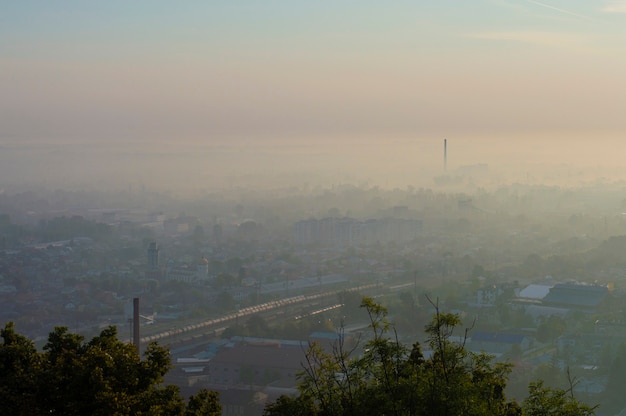 Blick auf die Stadt von morgens im Nebel