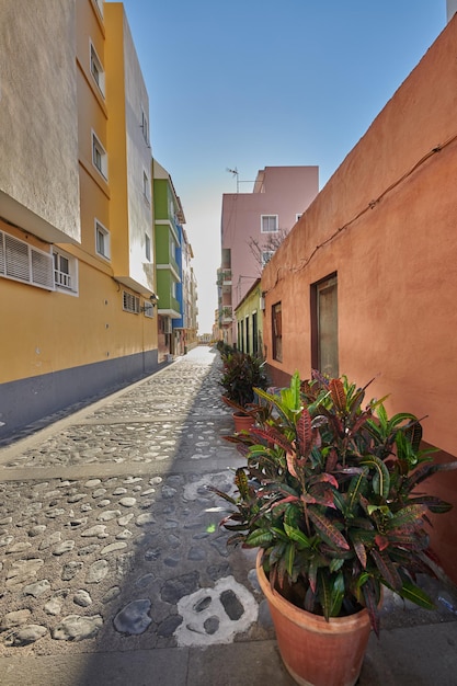 Blick auf die Stadt von Wohnhäusern oder Gebäuden in einer ruhigen Gasse in Santa Cruz La Palma Spanien Historische spanische und koloniale Architektur in einem tropischen Dorf und einem berühmten Tourismusziel