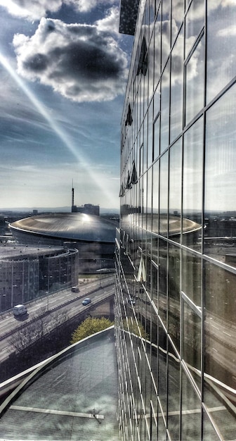 Foto blick auf die stadt vor einem bewölkten himmel