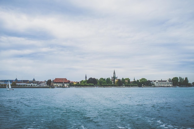 Blick auf die Stadt vor einem bewölkten Himmel