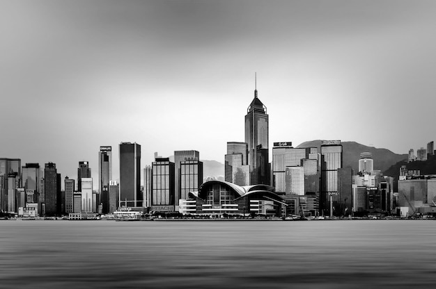 Blick auf die Stadt vor klarem Himmel
