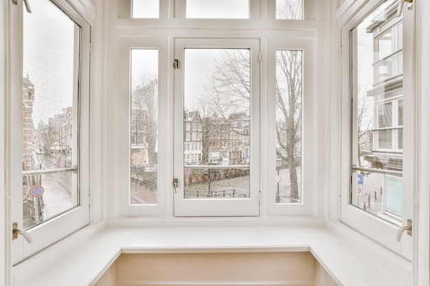 Blick auf die Stadtlandschaft aus den vielen Blockfenstern eines modernen Hauses