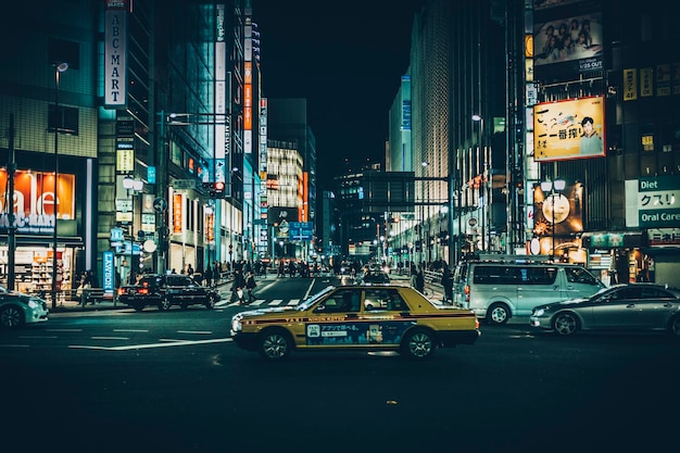 Blick auf die Stadtstraße in der Nacht