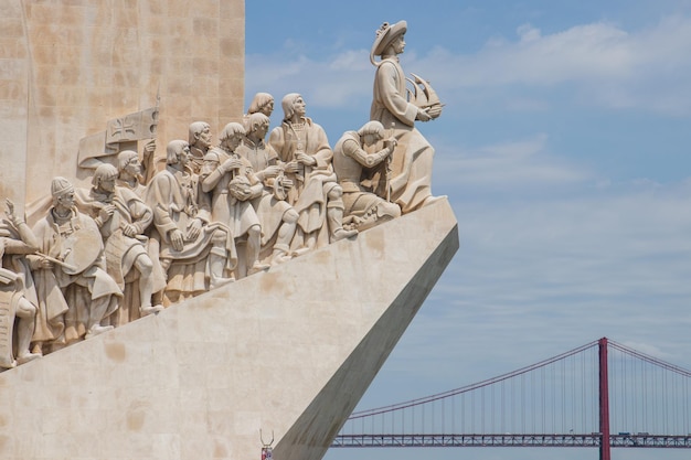 Blick auf die Statue vor einem bewölkten Himmel