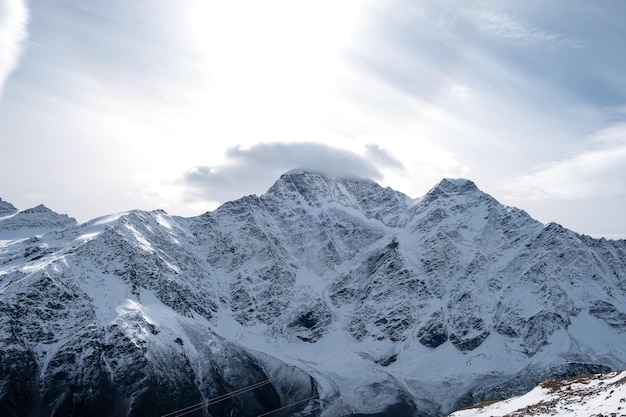 Blick auf die steilen Hänge der Bergkette und die schneebedeckten Felsgipfel