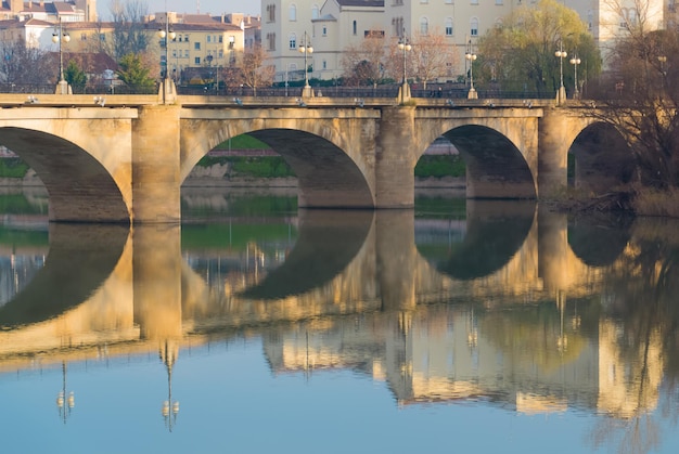 Blick auf die Steinbrücke über den Fluss Ebro in der Stadt Logrono in Spanien