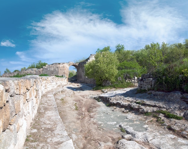 Blick auf die steinige Straße in der antiken Höhlensiedlung Chufut Kale Krim Ukraine