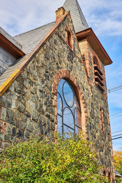 Blick auf die Steinkirche in einer kleinen Stadt mit Glasfenster und einfachem Kirchturm