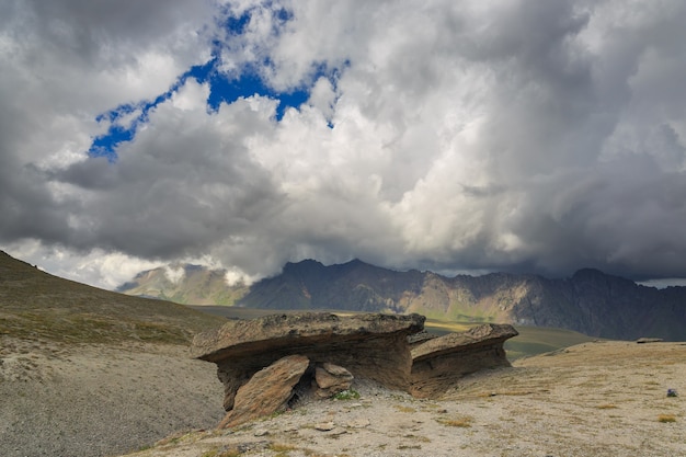 Foto blick auf die steinpilze des elbrus am nordhang des berges. fotografiert im kaukasus, russland.