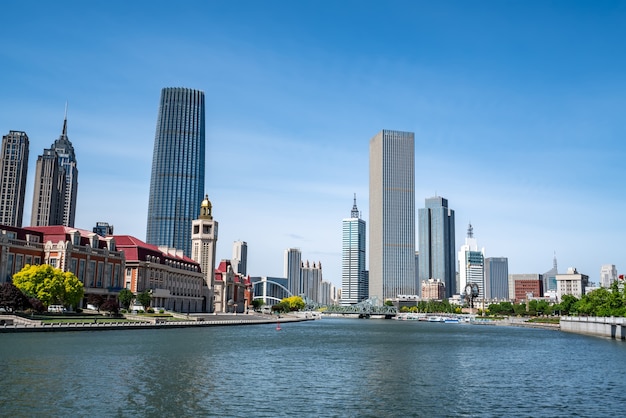 Blick auf die Straße der modernen Architektur entlang des Haihe-Flusses in Tianjin