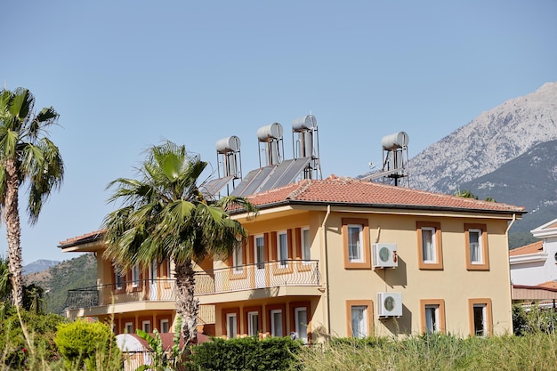 Blick auf die Straße in den Bergen von Kemer, grüne, schöne Naturhäuser an einem sonnigen Tag Foto in hoher Qualität