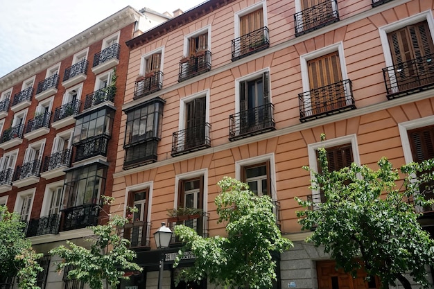 Blick auf die Straße mit Blick auf den Wohnblock in der Stadt Madrid. Traditionelle Architektur von Madrid, Spanien