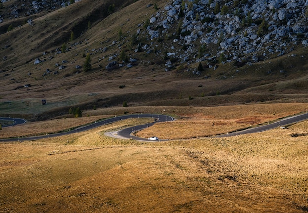 Blick auf die Straße mit Kurven im Bergtal Giau Pass San Vito di Cadore Provinz Belluno