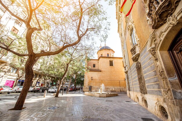 Blick auf die Straße mit St.-Juan-Kirche und Museum für Keramik und dekorative Kunst in der Stadt Valencia, Spanien