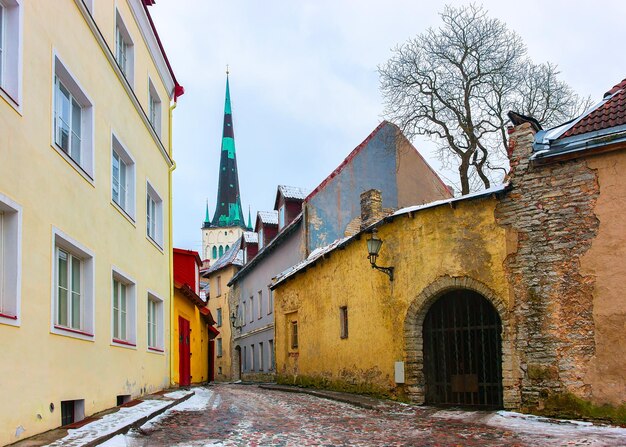 Blick auf die Straße mit St. Olaf Kirche in der Altstadt von Tallinn, Estland im Winter