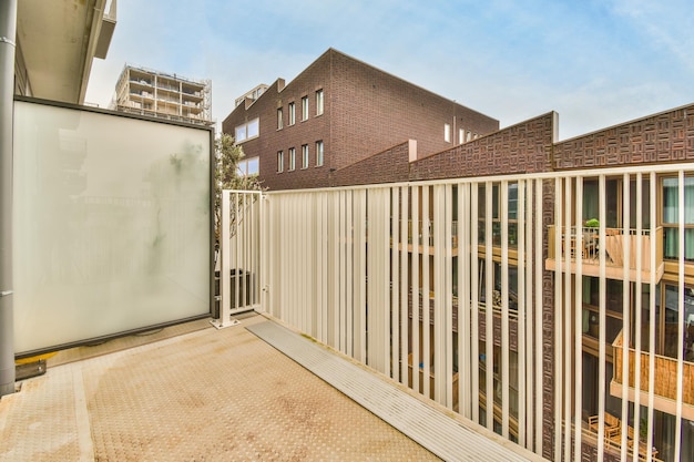 Blick auf die Straße vom Balkon eines Hauses