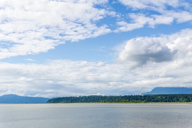 Blick auf die Straße von Georgia vom Iona Beach Regional Park azurblaues Wasser bewölkt blauer Himmel