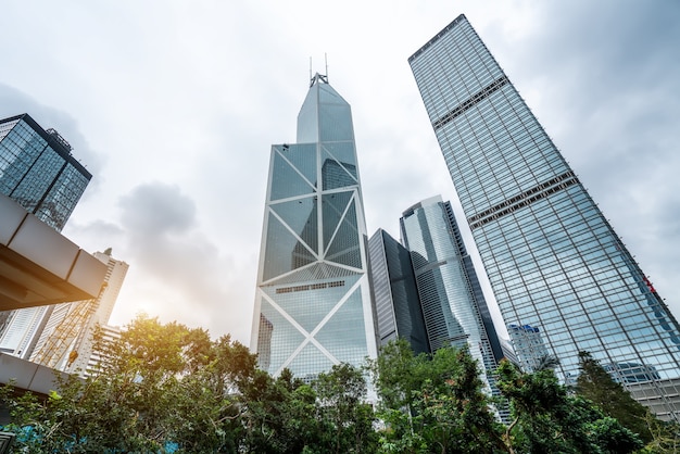 Blick auf die straße von hongkong und ein glas wolkenkratzer