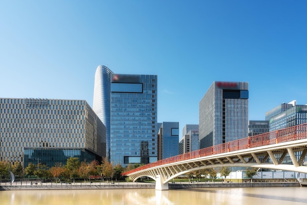 Blick auf die Straße von modernen Gebäuden in Ningbo, China