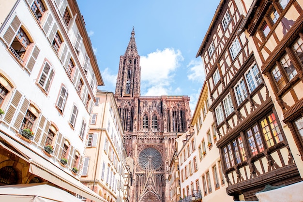 Blick auf die Straße von unten auf die schönen alten Gebäude und die Kathedrale Notre-Dame in Straßburg, Frankreich