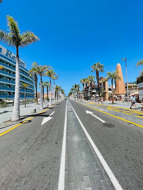 Foto blick auf die straße vor klarem blauen himmel