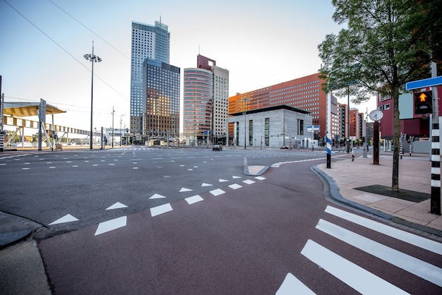 Blick auf die Straßen des modernen Büroviertels während des Morgens in der Stadt Rotterdam