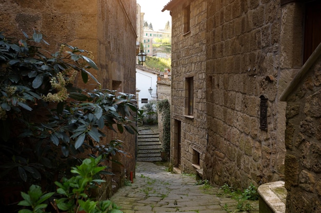 Blick auf die Straßen in der alten berühmten Tuffsteinstadt Sorano, Provinz Siena. Toskana, Italien