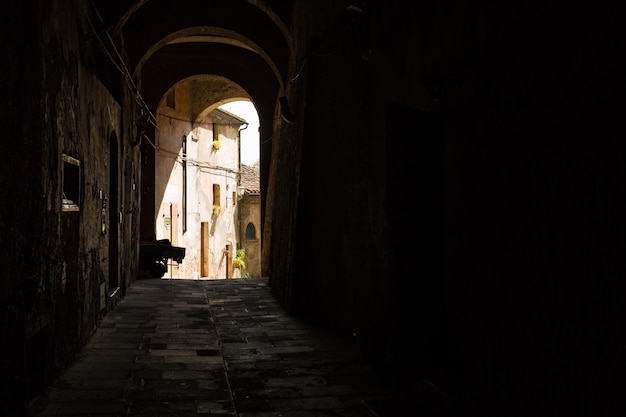 Blick auf die Straßen in der alten berühmten Tuffsteinstadt Sorano, Provinz Siena. Toskana, Italien