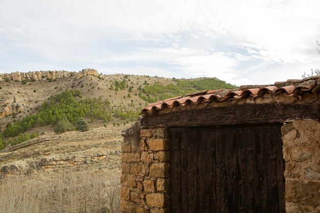 Foto blick auf die touristische und mittelalterliche stadt albarracin in spanien