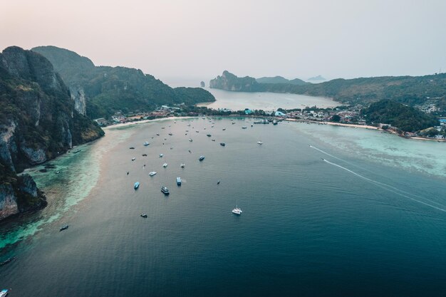 Blick auf die tropische Insel im Sommerurlaub am Meer im Sommer