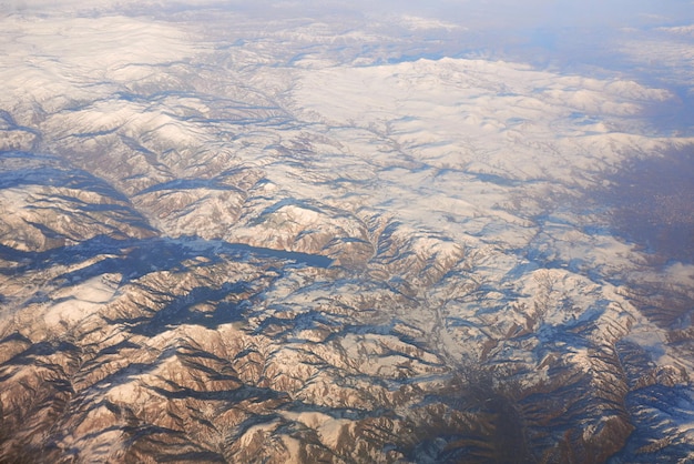 Blick auf die verschneiten Berge Reise- und Transportkonzept