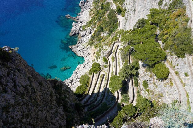 Blick auf die Via Krupp von den Gärten des Augustus absteigend zum Meer Marina Piccola Insel Capri Italien