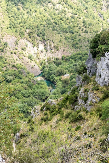 Blick auf die Vikos-Schlucht und den Fluss Voidomatis von Heights Epirus Griechenland an einem sonnigen Sommertag