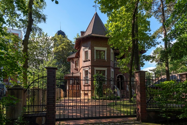 Blick auf die Villa in der Dynamo Street an einem sonnigen Sommertag Gebiet Svetlogorsk Kaliningrad Russland