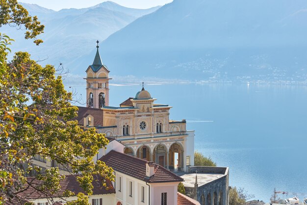 Foto blick auf die wallfahrtskirche madonna del sasso in ascona schweiz