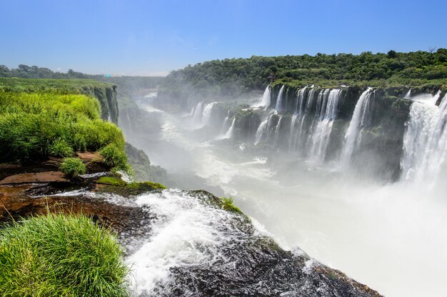 Blick auf die Wasserfälle von Iguazu aus Argentinien