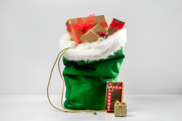 Foto blick auf die weihnachtsmann-tasche mit verpackten geschenken