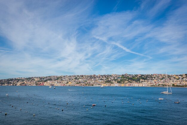 Blick auf die Westseebucht an der Küste von Neapel, Italien.