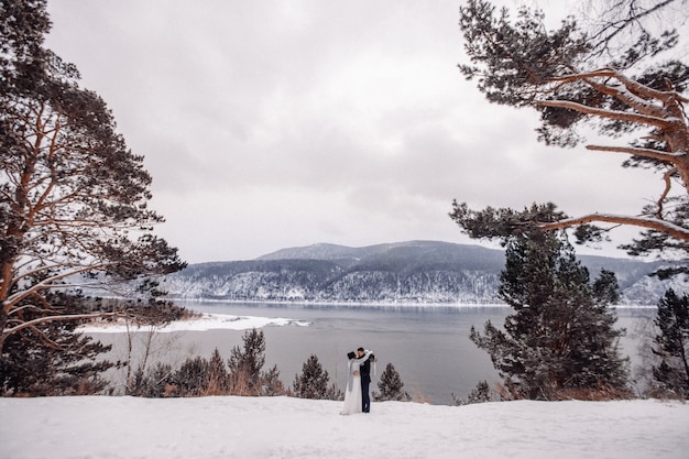 Blick auf die Winterlandschaft im Freien mit stehendem Hochzeitspaar