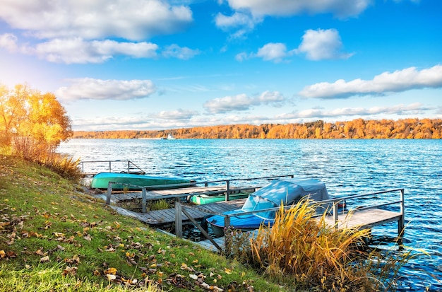 Blick auf die Wolga in Plyos und Boote am Pier an einem sonnigen Herbsttag