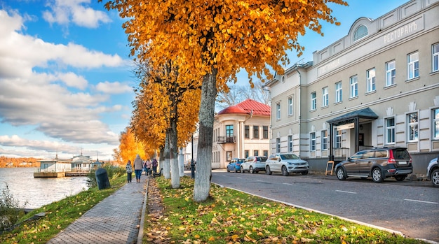 Blick auf die Wolga in Plyos und den Neubau des Hotels Favorit am Ufer