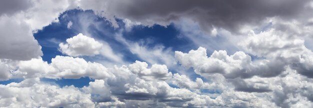 Blick auf die Wolkengebilde an einem Tag mit bewölktem blauen Himmel