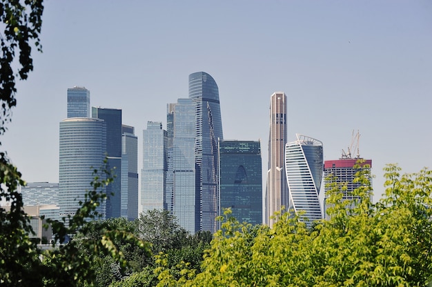 Blick auf die Wolkenkratzer der Stadt Moskau