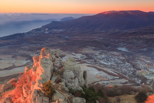 Blick auf die wunderschöne Landschaft des nebligen Berggipfels