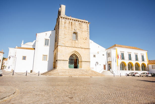 Blick auf die zentrale Kathedrale in der Altstadt von Faro im Süden Portugals