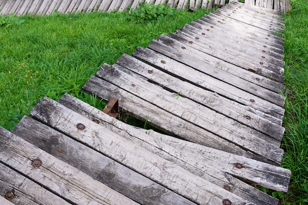 Blick auf die zerstörte Holztreppe.