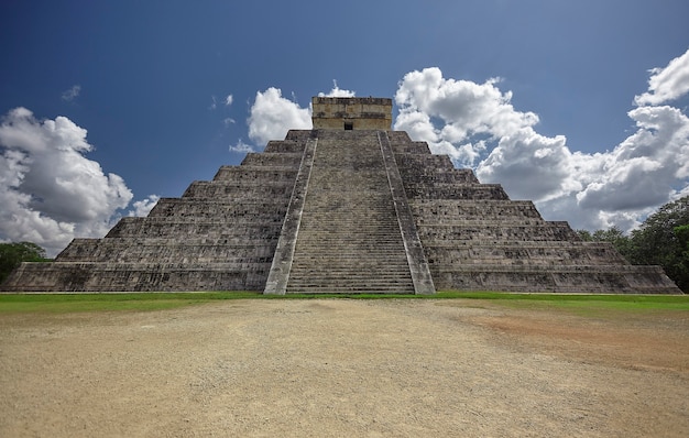 Blick auf drei Viertel der Pyramide von Chichen Itza #6