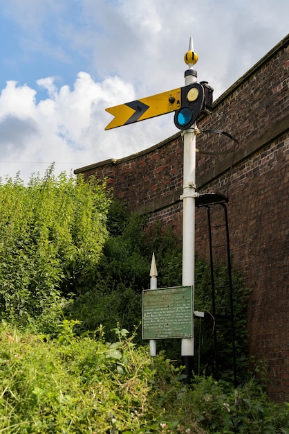 Blick auf ein altes Eisenbahnsignal in Bettisfield, Clwyd, Wales