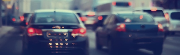 Blick auf ein Auto im Stau / Rückansicht der Landschaft aus dem Fenster im Auto, Straße mit Autos, Lichtern und den Beinen der Autos, Nachtansicht